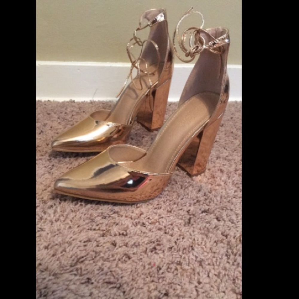 NIB rose gold pointed toe pumps 👠